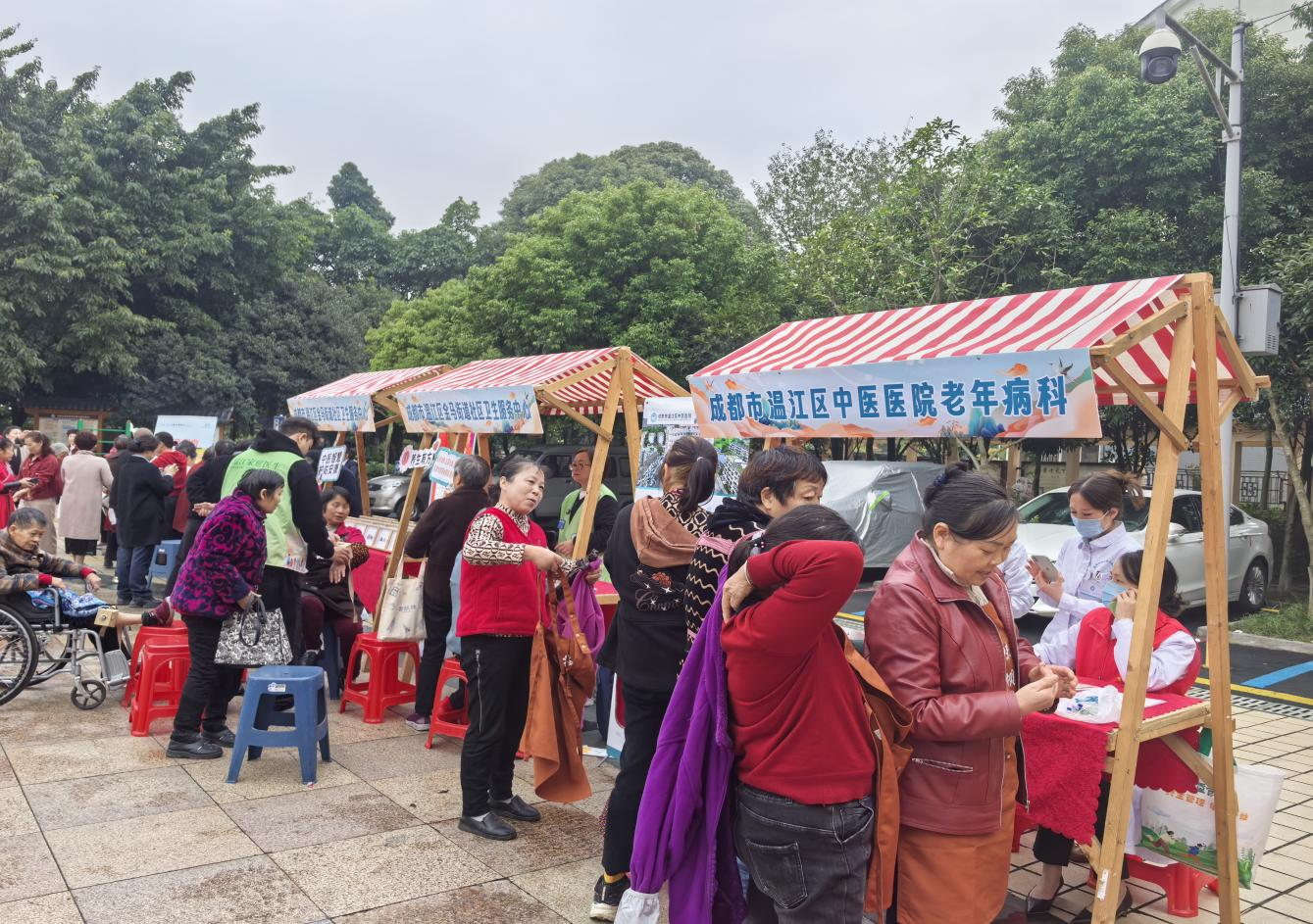 医院携手金马街道温泉社区开展中医药健康服务进社区活动